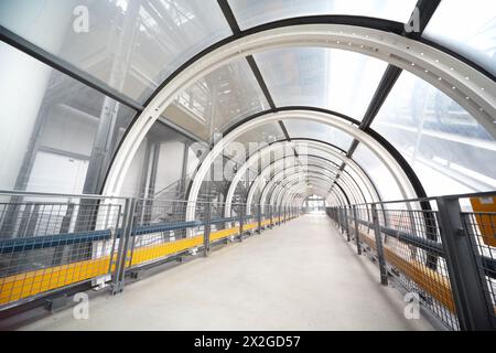 Überdachter Fußgängerweg im Centre Pompidou. Ansicht entlang der rechten Seite des Übergangs. Stockfoto