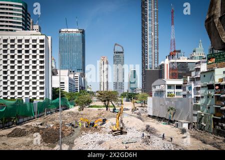 Ein Entwicklungsgebiet nördlich der Sukhumvit Rd Aufgenommen vom Chit Lom Skywalk an der BTS-Station des Chit Lom Skytrain. Stockfoto