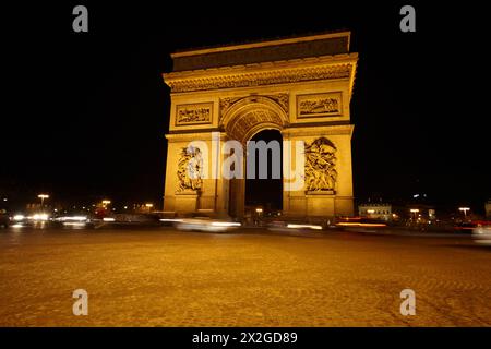 Triumphbogen auf dem Charles de Gaulle-Platz bei Nacht. Stockfoto