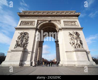 Menschen in der Nähe des Triumphbogens in Paris, Frankreich, blauer Himmel und weiße Wolken Stockfoto