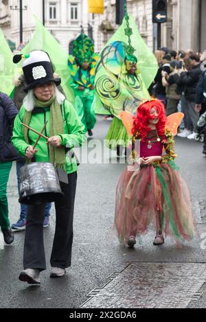 Menschenmassen feiern die St. Patrick's Day Parade in London Stockfoto