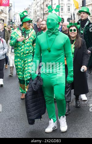 Menschenmassen feiern die St. Patrick's Day Parade in London Stockfoto