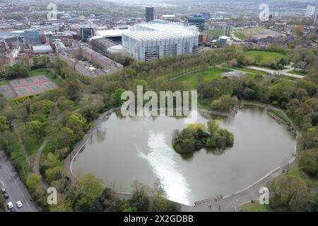 Eine Luftaufnahme des St. James' Park von Newcastle United mit dem Leazes Park See im Vordergrund in Newcastle upon Tyne, Northumberland, England am Sonntag, den 21. April 2024 (Foto: Michael Driver | MI News) Stockfoto
