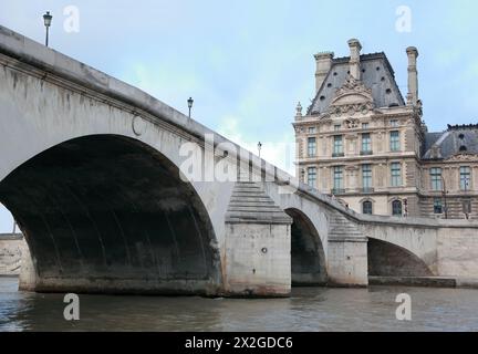 Seine, Brücke Pont Royal und Louvre in Paris, Frankreich, Laternen auf Brücke Stockfoto