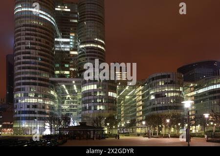 PARIS - 3. JANUAR: Wolkenkratzer in der Nacht am 3. Januar 2010 in Paris, Frankreich. Der Coeur Defense Tower gehört zu den höchsten Gebäuden Europas Stockfoto