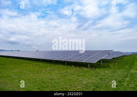 Solarparks arbeiten, indem sie Solarenergie durch Photovoltaik-Panels erfassen, die Solarzellen enthalten, die Sonnenlicht in Strom umwandeln, Sustainable Futur Stockfoto
