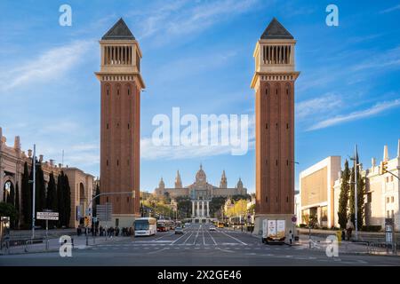 Die Venezianischen Türme, Torres Venecianes oder Venezian Towers im Morgenlicht am Placa Espana in Barcelona, Spanien Barcelona Katalonien Spanien *** Stockfoto