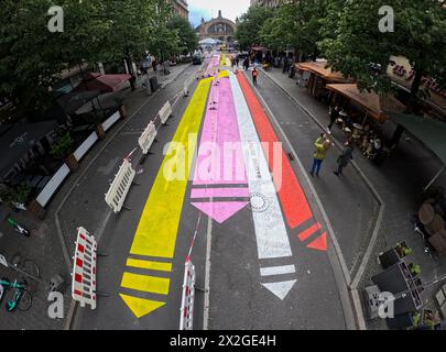 22. April 2024, Hessen, Frankfurt/Main: In der Kaiserstraße im Bahnhofsviertel sind bunte Markierungen in Form von Pfeilen zu sehen (Foto von GoPro). Foto: Boris Roessler/dpa Stockfoto