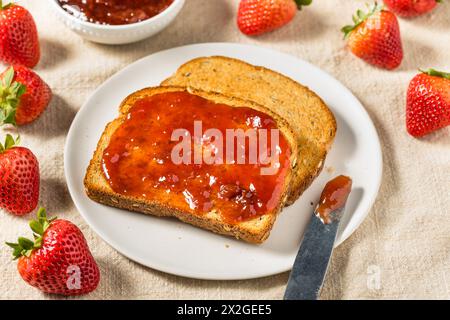 Gesunde Erdbeermarmelade auf Toast zum Frühstück Stockfoto