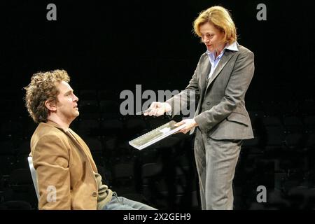 Tom Hollander (Ned), Pippa Haywood (Ross) in LANDSCHAFT MIT WAFFE von Joe Penhall im Cottesloe Theatre, National Theatre (NT), London SE1 05/04/2007 Design: William Dudley Beleuchtung: Rick Fisher Regisseur: Roger Michell Stockfoto