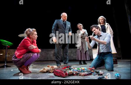 l-r: Sian Brooke (Julie), David Troughton (Minken), Sorcha Cusack (Sommer), Tom Riley (Richard), Tracey Ullman (Lambert) in MEINER STADT von Stephen Poliakoff im Almeida Theatre, London N1 15/09/2011 Design: LEZ Brotherston Beleuchtung: Oliver Fenwick Regie: Stephen Poliakoff Stockfoto