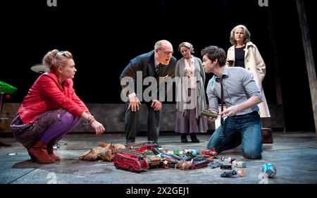 l-r: Sian Brooke (Julie), David Troughton (Minken), Sorcha Cusack (Sommer), Tom Riley (Richard), Tracey Ullman (Lambert) in MEINER STADT von Stephen Poliakoff im Almeida Theatre, London N1 15/09/2011 Design: LEZ Brotherston Beleuchtung: Oliver Fenwick Regie: Stephen Poliakoff Stockfoto