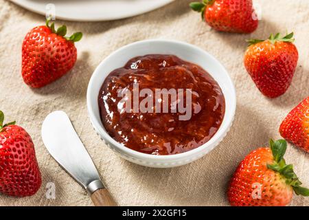 Bio-Marmelade aus roter Erdbeere für Toast Stockfoto