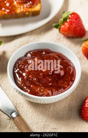 Bio-Marmelade aus roter Erdbeere für Toast Stockfoto