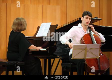 MOSKAU – 14. JANUAR: Narek Hakhnazaryan spielt Antonio Stradivari Cello, Gayane Hakhnazaryan spielt Klavier in der Orgelhalle des Museums für Musical of Culture Stockfoto