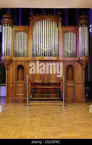 Massive Holzpfeife alte Orgel mit vielen Metallpfeifen und verzierten Verzierungen Stockfoto