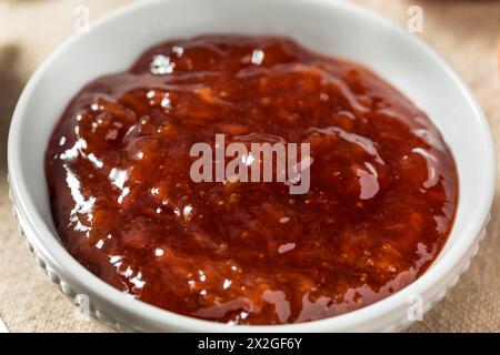 Bio-Marmelade aus roter Erdbeere für Toast Stockfoto