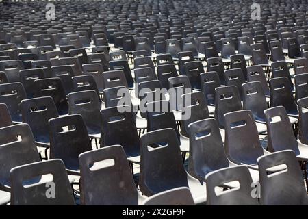 Viele Reihen grauer Plastikstühle auf der Piazza San Pietro in Rom, Italien. Stockfoto