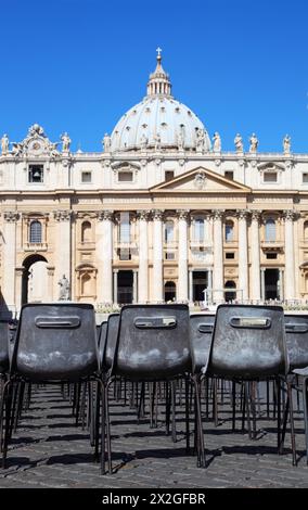 Vatikanmuseum in der Basilika St. Peter und Reihen grauer Stühle in Rom, Italien Stockfoto