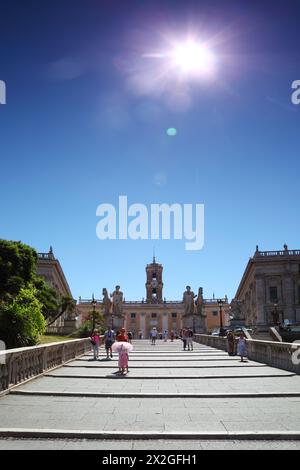 Touristen gehen am Sommertag in Rom, Italien, die Treppen zum Palazzo Senatorio hinauf Stockfoto