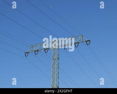 Hochspannungsleitung im Bezirk Prora. In Zeiten des Klimawandels ist es ein interessantes technisches Fotomotiv. Stockfoto