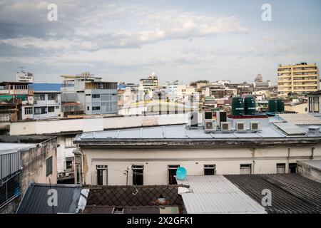 Blick über die Dächer von China Town Bangkok City, Thailand. Von der Rückseite des Krungkasem Srikrung Hotels. Stockfoto