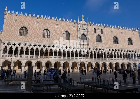 Venedig, Italien - 19. März 2024 - Dogenpalast (Palazzo Ducale), Wahrzeichen der Stadt im venezianischen gotischen Stil von 1340. Stockfoto