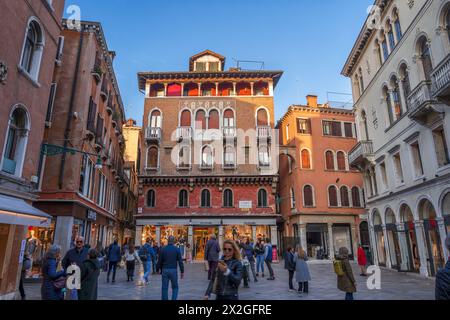 Venedig, Italien - 19. März 2024 - Menschen am Campo San Luca, lebhafter Platz im Stadtteil San Marco. Stockfoto