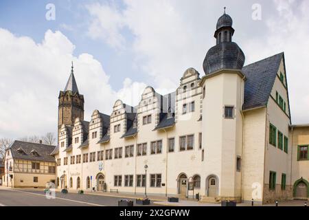 Stadtilm Rathaus, das heute als Rathaus genutzte Bauwerk war im späten 16. Und frühen 17. Jahrhundert unter Einbeziehung von Mauerwerk der Stadtmauer sowie erhalten gebliebenen Gebäudeteilen des 1274 nach Arnstadt verlegten Zisterzienserinnenklosters. Stadtilm . Thüringen Deutschland *** Stadtilm Rathaus, das heute als Rathaus genutzte Gebäude wurde im späten 16. Und frühen 17. Jahrhundert mit Mauerwerk aus der Stadtmauer und erhaltenen Teilen des Zisterzienserklosters Stadtilm errichtet, das 1274 nach Arnstadt verlegt wurde Stockfoto