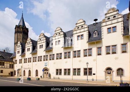 Stadtilm Rathaus, das heute als Rathaus genutzte Bauwerk war im späten 16. Und frühen 17. Jahrhundert unter Einbeziehung von Mauerwerk der Stadtmauer sowie erhalten gebliebenen Gebäudeteilen des 1274 nach Arnstadt verlegten Zisterzienserinnenklosters. Stadtilm . Thüringen Deutschland *** Stadtilm Rathaus, das heute als Rathaus genutzte Gebäude wurde im späten 16. Und frühen 17. Jahrhundert mit Mauerwerk aus der Stadtmauer und erhaltenen Teilen des Zisterzienserklosters Stadtilm errichtet, das 1274 nach Arnstadt verlegt wurde Stockfoto