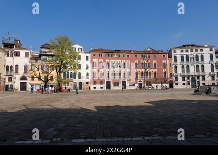 Venedig, Italien - 19. März 2024 - Campo San Polo Stadtplatz mit Palazzo Soranzo Palast. Stockfoto