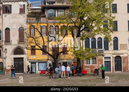 Venedig, Italien - 19. März 2024 - Campo San Polo Stadtplatz mit Einheimischen, die sich gegenseitig amüsieren. Stockfoto