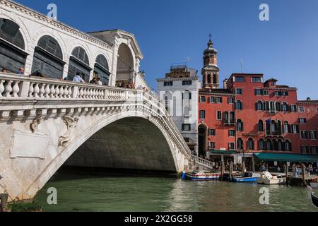 Venedig, Italien - 19. März 2024 - Rialtobrücke über den Canal Grande und Hotel Rialto. Stockfoto