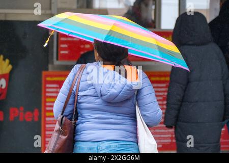 Düsseldorf 22.04.2024 Wetter Regen Regenschirm Klimawandel Platzregen Regenwetter Sturm Windig Sturmtief Regenfront Unwetter Tiefdruckgebiet Klimawandel Platzregen Dauerregen Schneeregen Aprilwetter Düsseldorf Nordrhein-Westfalen Deutschland *** Düsseldorf 22 04 2024 Wetter Regenschirm Klimawandel Niederschlag Sturm windiger Sturm Niederdruckgebiet Klimawandel Regenschauer Dauerregen Schneeregen April Wetter Düsseldorf Nordrhein-Westfalen Deutschland Stockfoto