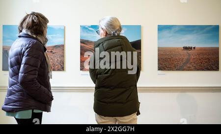 London, Großbritannien. 22. April 2024. Die Besucher sehen Werke aus der Opferzone-Serie von Eddo Hartmann (Niederlande), 1. Platz, Professional/Landscape, bei der Sony World Photography Awards-Ausstellung, die bis zum 6. Mai im Somerset House stattfindet. Der Wettbewerb steht nun im 17. Jahr weltweit Teilnehmern in den Kategorien Professional, Open, Student und Youth offen. Quelle: Stephen Chung / Alamy Live News Stockfoto