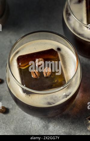 Boozy Mexican Cold Brew Carajillo Cocktail mit Kaffee und Vodka Stockfoto