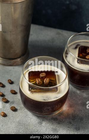 Boozy Mexican Cold Brew Carajillo Cocktail mit Kaffee und Vodka Stockfoto