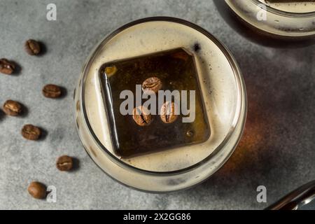 Boozy Mexican Cold Brew Carajillo Cocktail mit Kaffee und Vodka Stockfoto