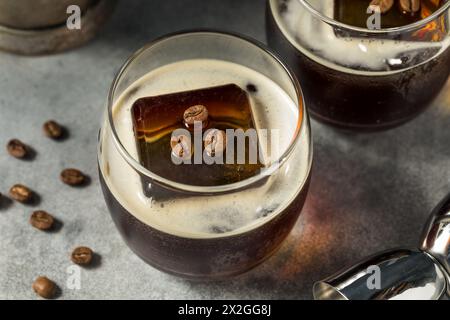 Boozy Mexican Cold Brew Carajillo Cocktail mit Kaffee und Vodka Stockfoto