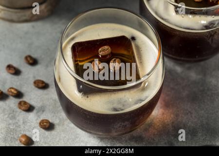 Boozy Mexican Cold Brew Carajillo Cocktail mit Kaffee und Vodka Stockfoto