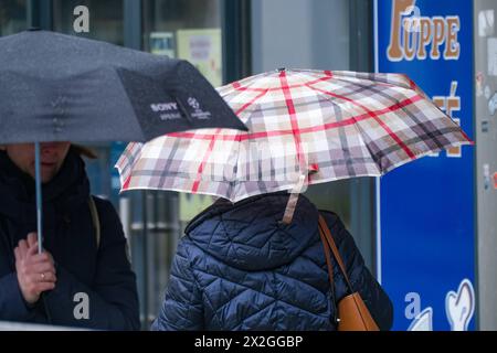 Düsseldorf 22.04.2024 Wetter Regen Regenschirm Klimawandel Platzregen Regenwetter Sturm Windig Sturmtief Regenfront Unwetter Tiefdruckgebiet Klimawandel Platzregen Dauerregen Schneeregen Aprilwetter Düsseldorf Nordrhein-Westfalen Deutschland *** Düsseldorf 22 04 2024 Wetter Regenschirm Klimawandel Niederschlag Sturm windiger Sturm Niederdruckgebiet Klimawandel Regenschauer Dauerregen Schneeregen April Wetter Düsseldorf Nordrhein-Westfalen Deutschland Stockfoto