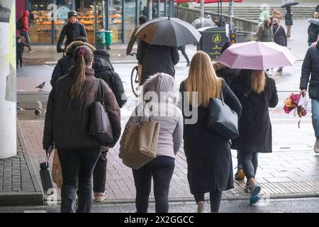 Düsseldorf 22.04.2024 Wetter Regen Regenschirm Klimawandel Platzregen Regenwetter Sturm Windig Sturmtief Regenfront Unwetter Tiefdruckgebiet Klimawandel Platzregen Dauerregen Schneeregen Aprilwetter Düsseldorf Nordrhein-Westfalen Deutschland *** Düsseldorf 22 04 2024 Wetter Regenschirm Klimawandel Niederschlag Sturm windiger Sturm Niederdruckgebiet Klimawandel Regenschauer Dauerregen Schneeregen April Wetter Düsseldorf Nordrhein-Westfalen Deutschland Stockfoto