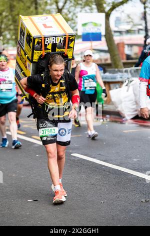 London, Großbritannien. April 2024. Laura Bird leitet den London Marathon mit einem Kühlschrank auf dem Rücken. Am 21. April 2024 in London, aus St. Ives, läuft ein 25 kg (55 lbs) Kühlschrank auf dem Rücken. Quelle: Gue Studios/Alamy Live News Stockfoto