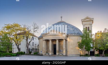 Außenansicht der katholischen Kirche Saint-Pierre-Saint-Paul von Courbevoie, Frankreich, erbaut im 18. Jahrhundert und als französisches historisches Denkmal gelistet Stockfoto