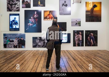 London, Großbritannien. 22. April 2024. Eine allgemeine Ansicht der Arbeiten von Teilnehmern der Kategorie Porträt bei der Sony World Photography Awards Ausstellung, die bis zum 6. Mai im Somerset House stattfindet. Der Wettbewerb steht nun im 17. Jahr weltweit Teilnehmern in den Kategorien Professional, Open, Student und Youth offen. Quelle: Stephen Chung / Alamy Live News Stockfoto