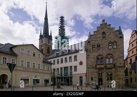 Johanneskirche die Stadtpfarrkirche wurde nach Johannes dem Täufer benannt. Einst stand hier eine romanische Basilika, die durch einen Brand vernichtet wurde. An Ihrer Stelle entstand in mehr als 100 Jahren Bauzeit eine der größten Hallenkirchen Thüringens. Sie wurde 1514 geweiht. Saalfeld . Thüringen Deutschland *** St.. Johns Church die Pfarrkirche wurde nach St. benannt Johann der Täufer hier stand einst Eine romanische Basilika, wurde aber durch Feuer zerstört an ihrer Stelle wurde über einen Zeitraum von mehr als 100 Jahren eine der größten Hallenkirchen Thüringens errichtet und 1514 Saalfeld T. eingeweiht Stockfoto