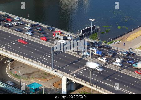 Dorogomilovskiy Brücke auf dem dritten Verkehrsring in Moskau, Russland Stockfoto