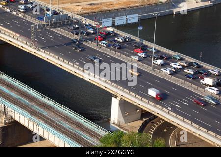 Dorogomilovskiy Brücke auf dem dritten Verkehrsring und Eisenbahnbrücke in Moskau, Russland Stockfoto