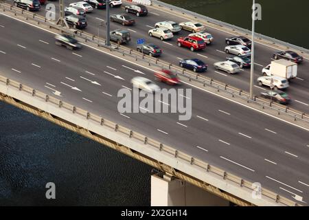 Dorogomilovskiy Brücke auf dem dritten Verkehrsring in Moskau, Russland Stockfoto