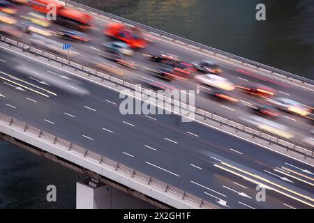 Brücke auf dem dritten Verkehrsring in Moskau, Russland, Wasser des Flusses Stockfoto